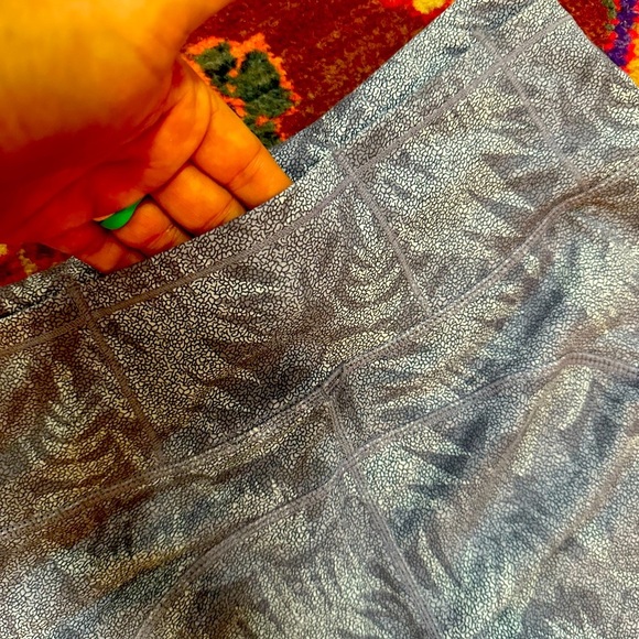 LULULEMON cropped pattern leggings sz 6 - Picture 7 of 11